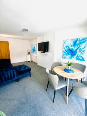 Peaceful location with FREE parking for 2 cars - hosts up to 4- business or leisure stays, inc hot-tub-Netflix-complimentary breakfast